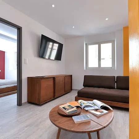 Les Du Cygne Apartment *