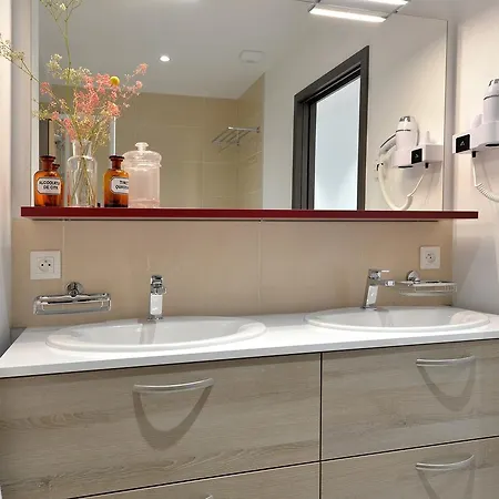 Les Du Cygne Apartment