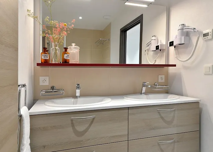 Les Du Cygne Apartment